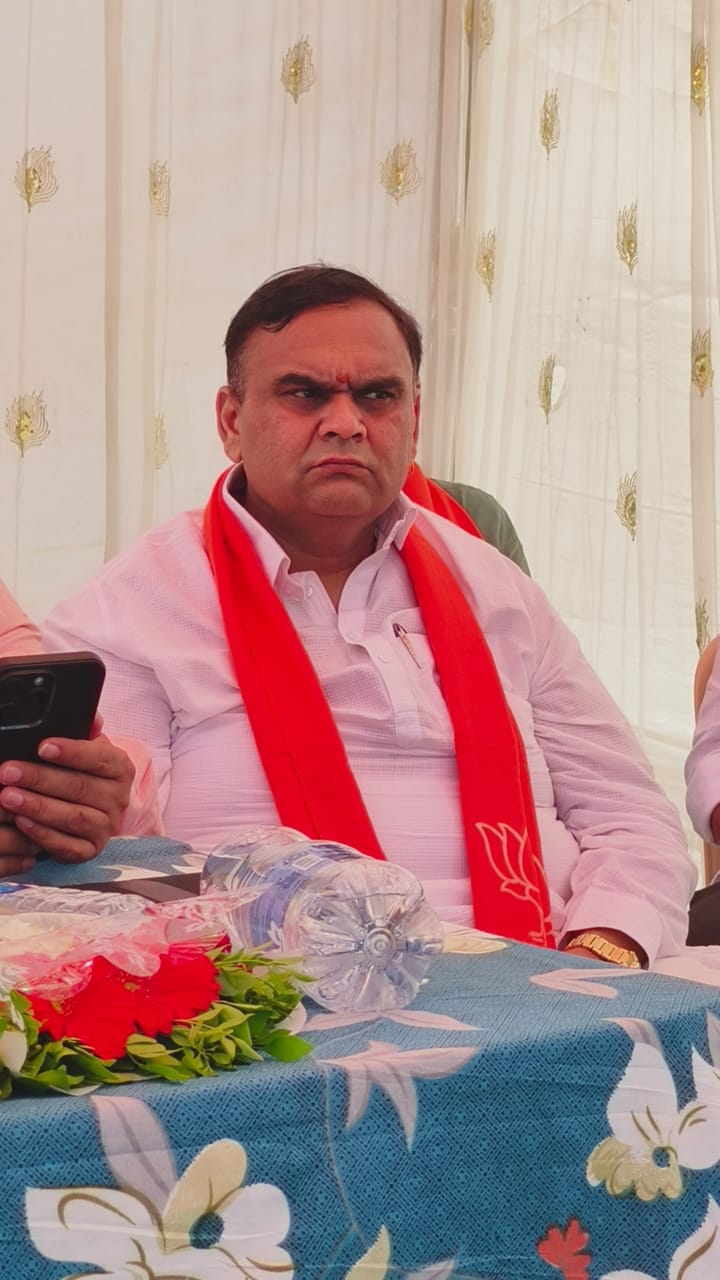 ૨૩-બારડોલી લોકસભાના ઉમેદવાર, સાસંદ શ્રી પ્રભુભાઇ વસાવાનો જન સંપર્ક અને પ્રવાસ કાર્યક્રમ અંતર્ગત પલસાણા તાલુકાના કારેલી શક્તિકેન્દ્ર ખાતે બેઠકમાં ઉપસ્થિત રહીને લોકસભા ચુંટણીલક્ષી આગેવાનો અને કાર્યકર્તાઓ સાથે વાર્તાલાપ કર્યો.